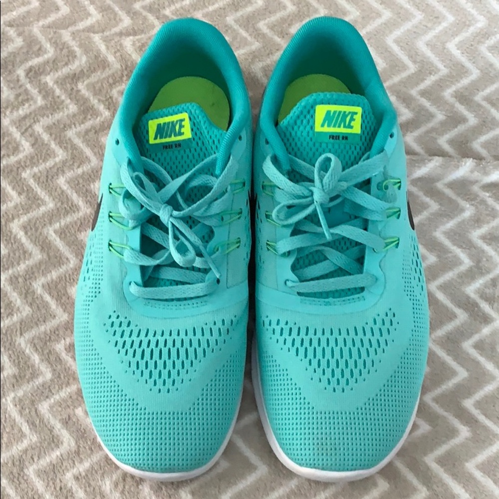 Size 7Y Nike Free RN